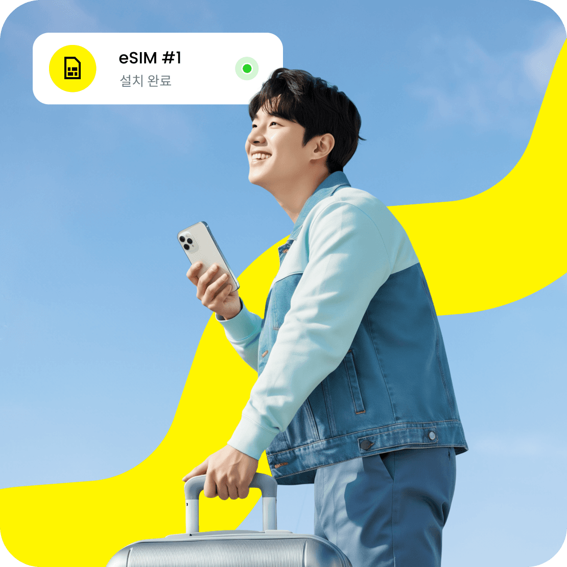 한 남성이 자신의 스마트폰에 Saily eSIM을 설치합니다