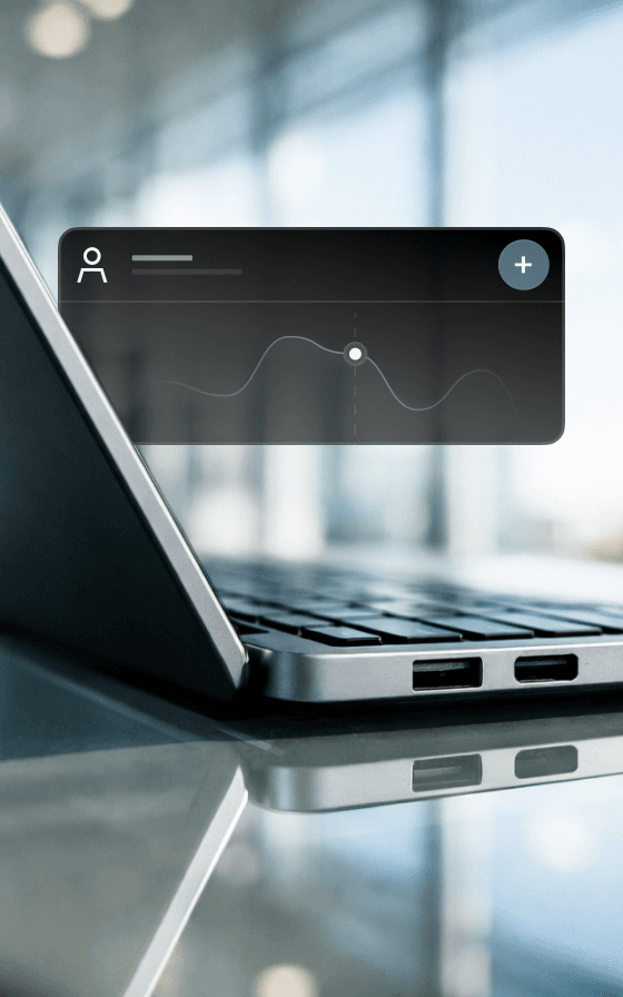 Panel de análisis con gráfico de datos mostrado en la pantalla de un portátil