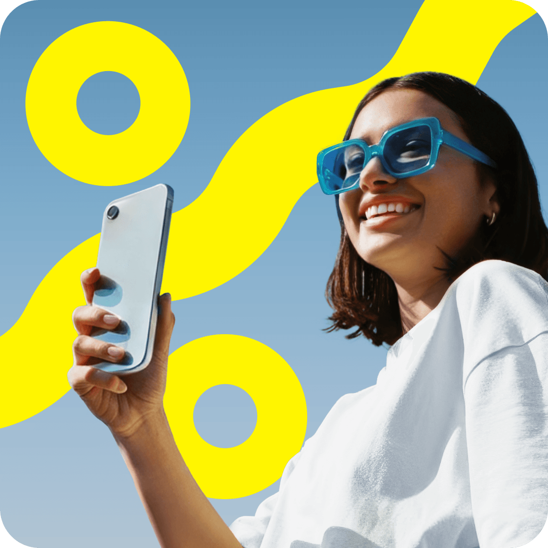 アプリでSailyクーポンを適用し、eSIMプランの割引を受ける笑顔の女性。