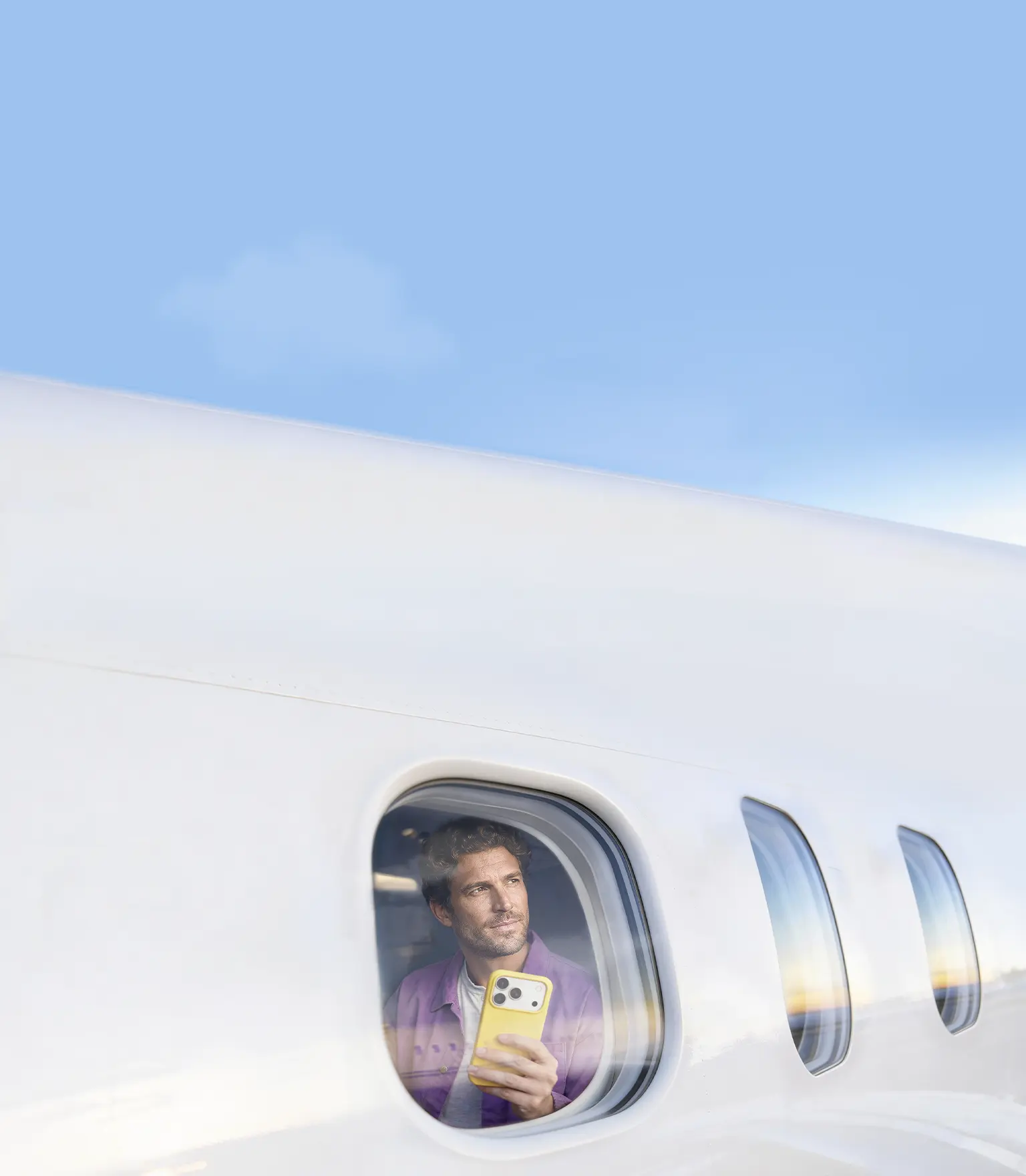 Une personne utilisant l'application eSIM Saily en voyage.