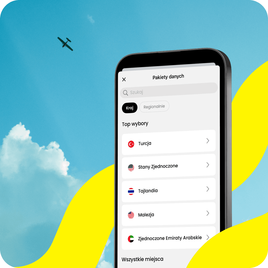 Telefon pokazuje aplikację eSIM Saily i obsługiwane przez nią miejsca docelowe, podczas gdy samolot przelatuje na niebieskim niebie w tle.