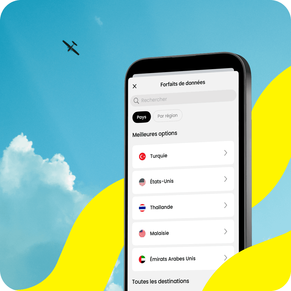 Un téléphone montre l'application eSIM Saliy et ses destinations prises en charge, tandis qu'un avion vole dans le ciel bleu en arrière-plan.