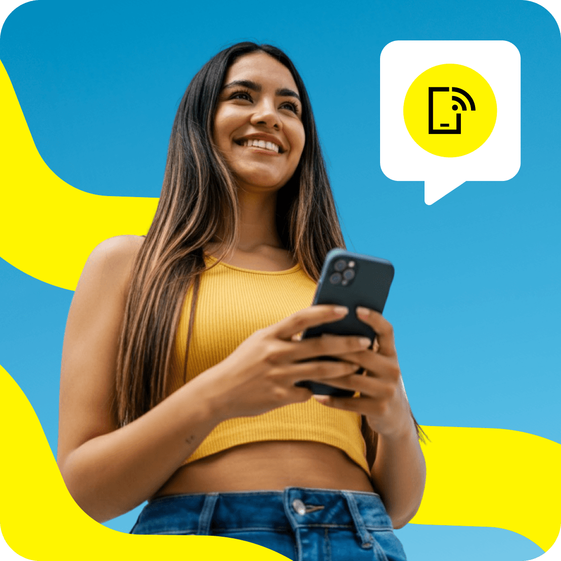 Una mujer feliz activando su tarjeta eSIM en su teléfono.