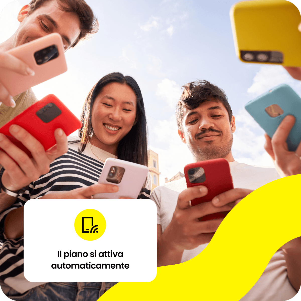 Un gruppo di amici felici mentre attivano i loro piani eSIM.