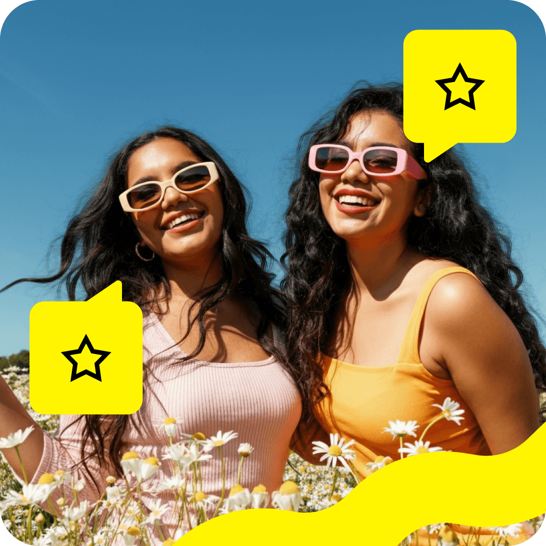 Una mujer feliz tumbada en la playa tras publicar una reseña de Saily.