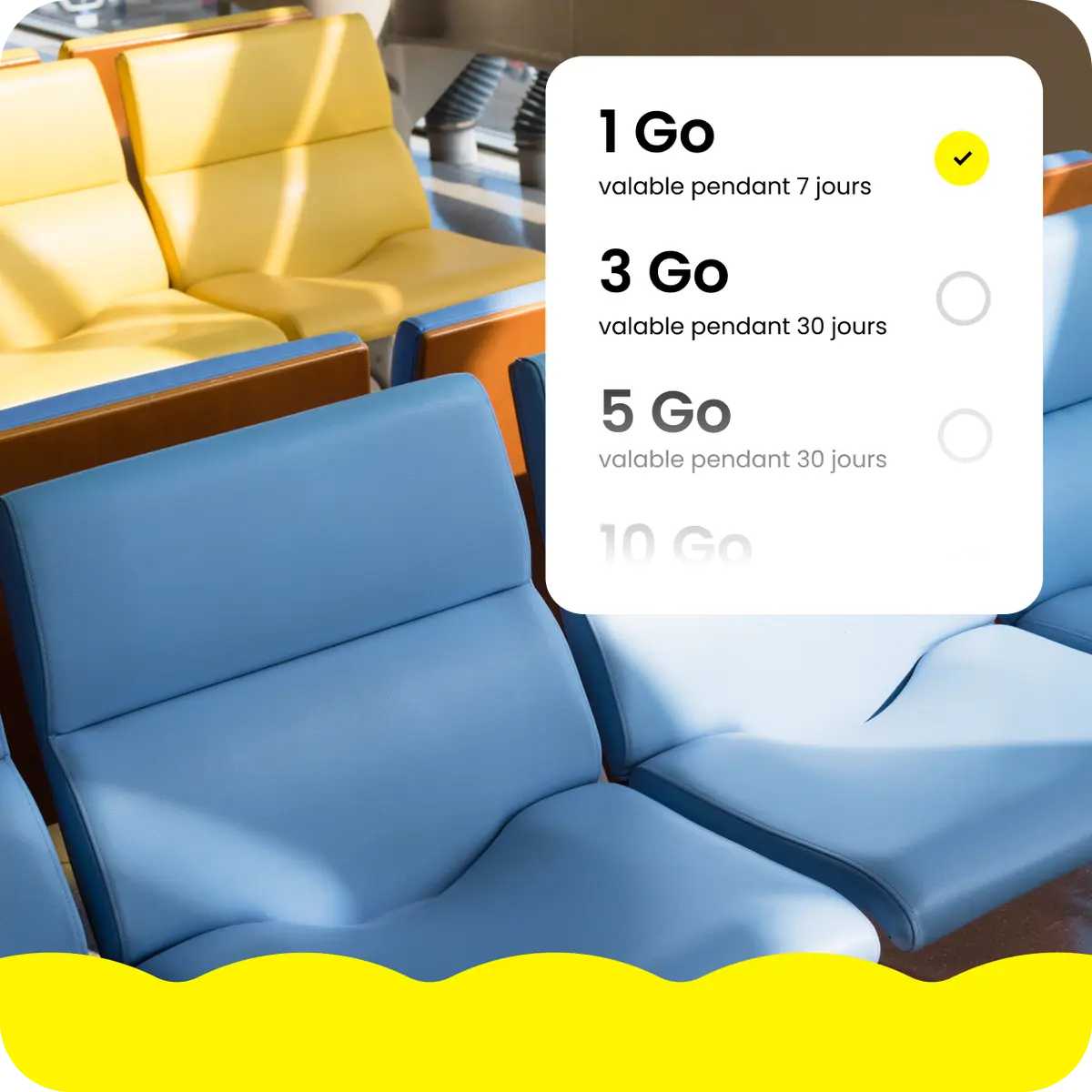 Des sièges vides à l’aéroport avec des forfaits de données eSIM affichés en haut à droite.