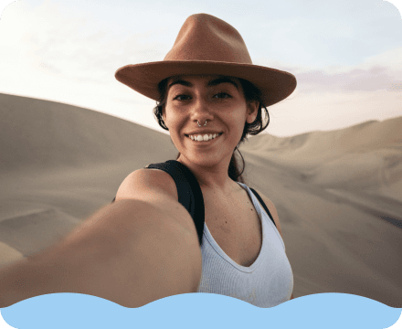 砂漠で自撮りをする女性。