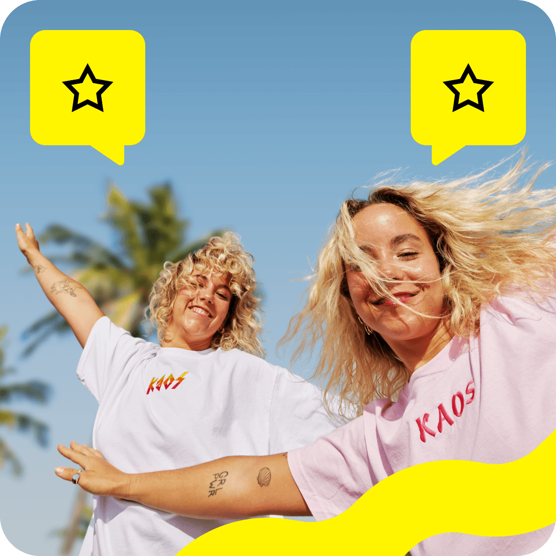 Szczęśliwa kobieta leży na plaży po wystawieniu opinii Saily.