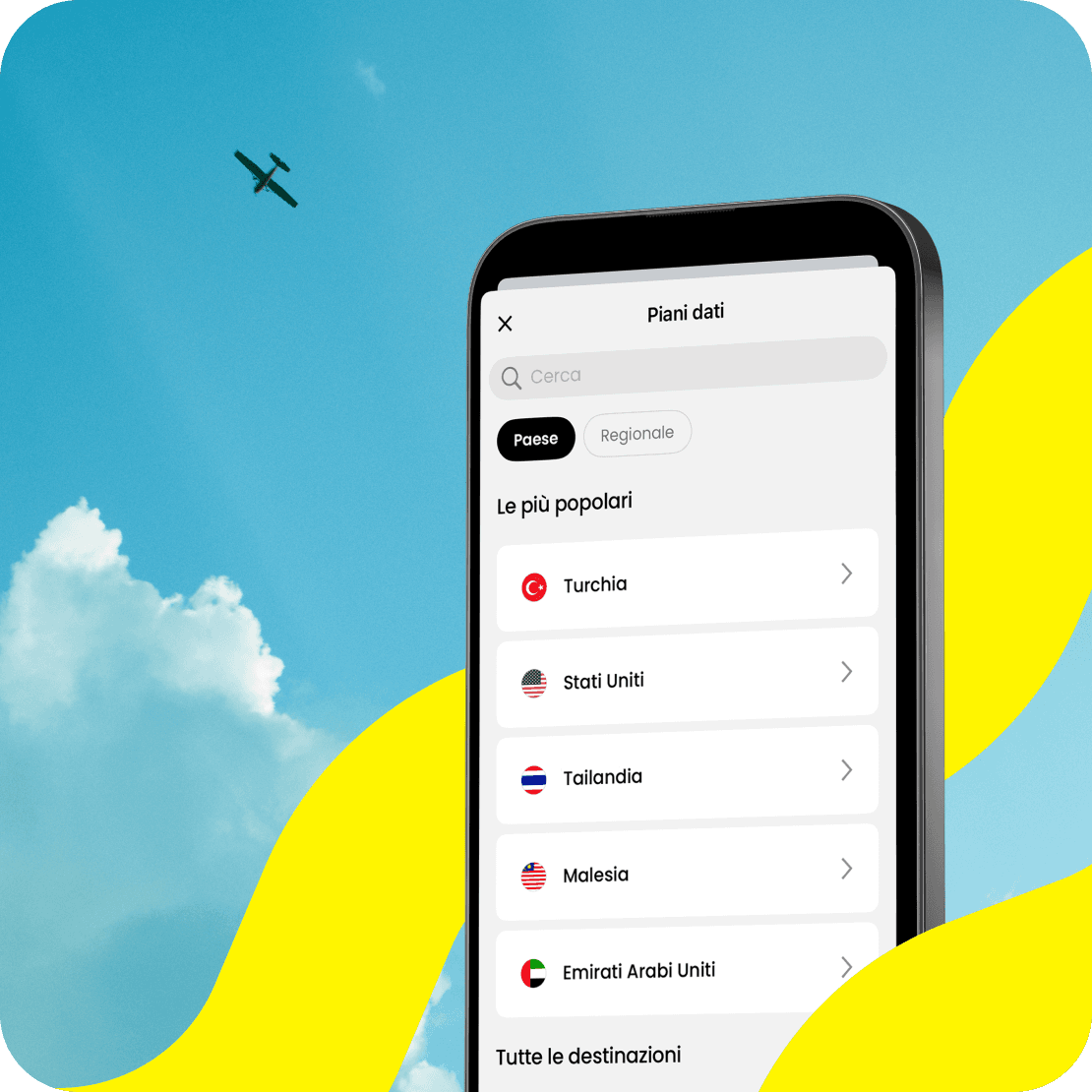 Un telefono mostra l'app eSIM di Saily e le destinazioni supportate, mentre sullo sfondo un aereo vola nel cielo blu.