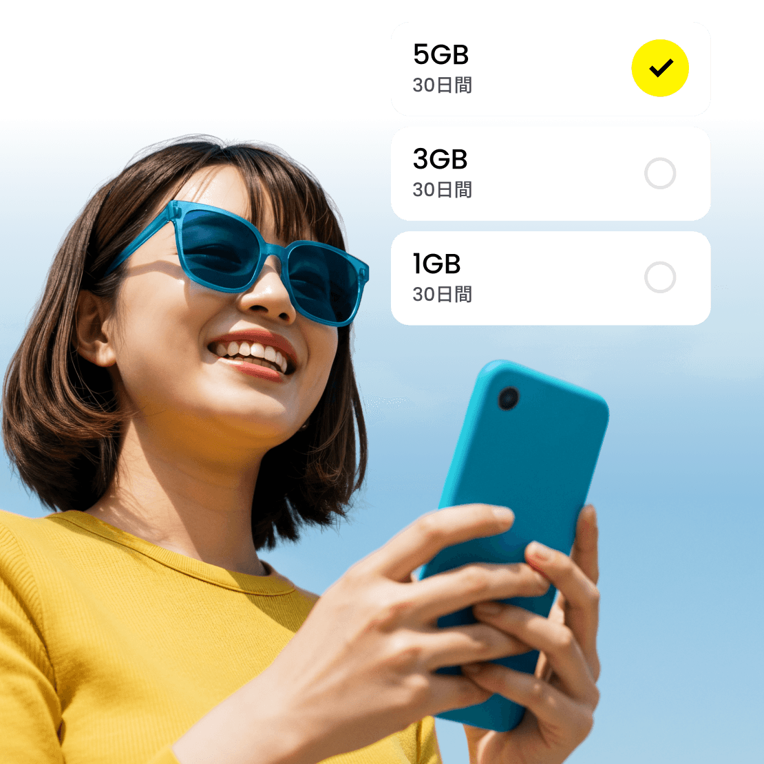 女性がeSIMプランを選択。