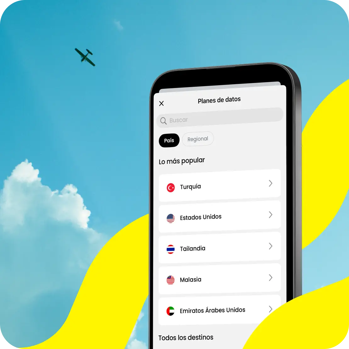 Un teléfono muestra la esim app de Saily y sus destinos compatibles, mientras que un avión viaja por el cielo azul en segundo plano.