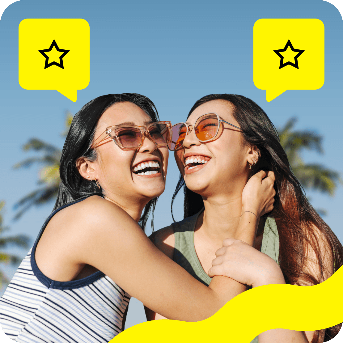 一名快樂的女子在發表關於 Saily 的評論後,躺在沙灘上。