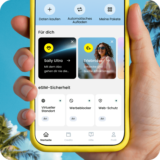 Eine Hand hält ein Smartphone mit der geöffneten Saily-App, die Optionen zur Verwaltung von eSIM-Paketen, mobilen Daten und Sicherheitsfunktionen anzeigt.