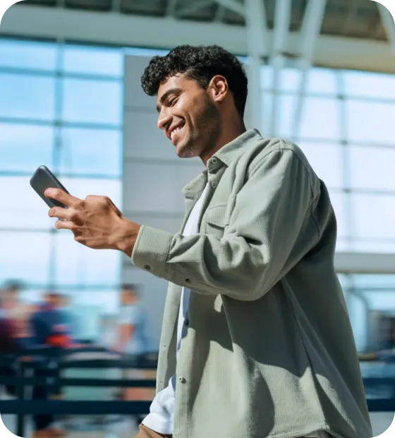 スマートフォンでSailyのファストトラックサービスを利用している男性。