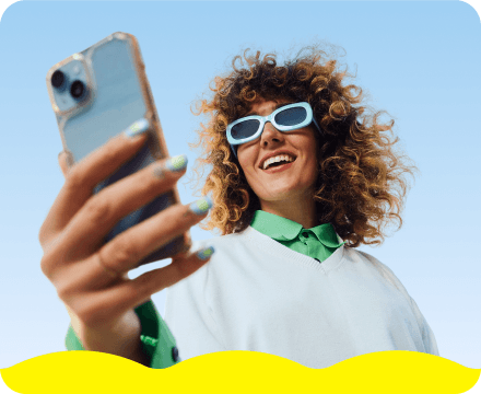 スマートフォンを使用している女性。