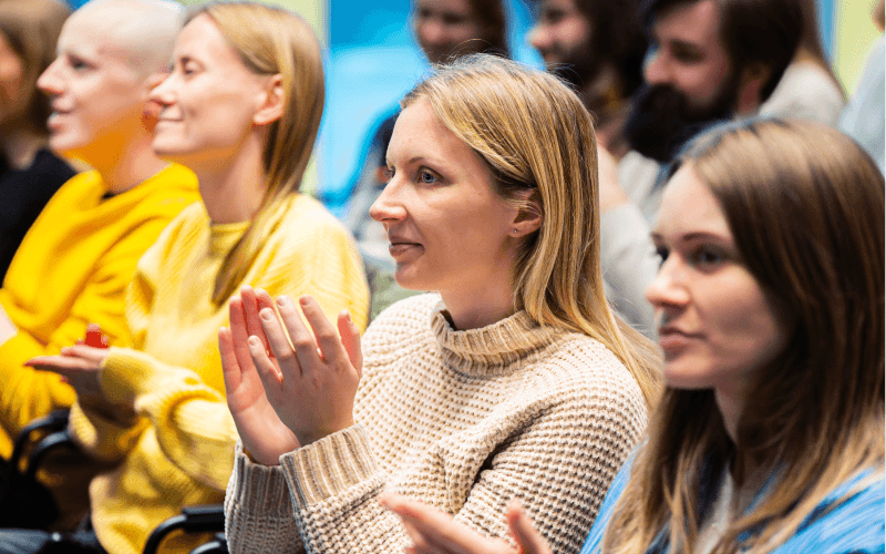 Empleados de Saily aplaudiendo tras una presentación.