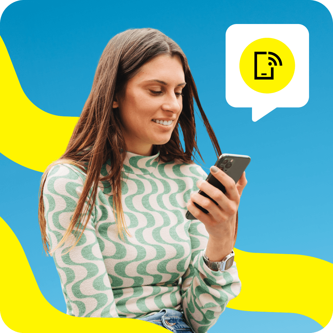 Szczęśliwa kobieta aktywująca kartę eSIM na swoim telefonie.