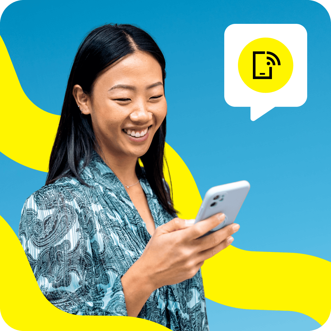 스마트폰에 eSIM을 활성화하며 행복해 보이는 여성.