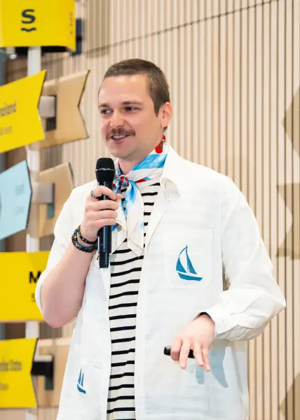 Presentador dando una charla en un evento de Saily.