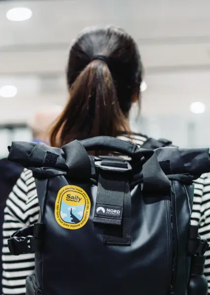 Un viajero con una mochila con una pegatina de Saily.