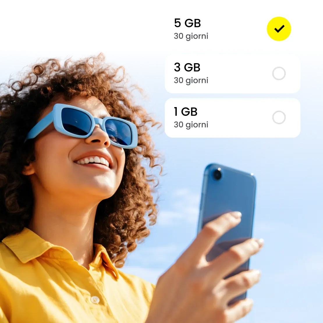 Una donna seleziona un piano eSIM.