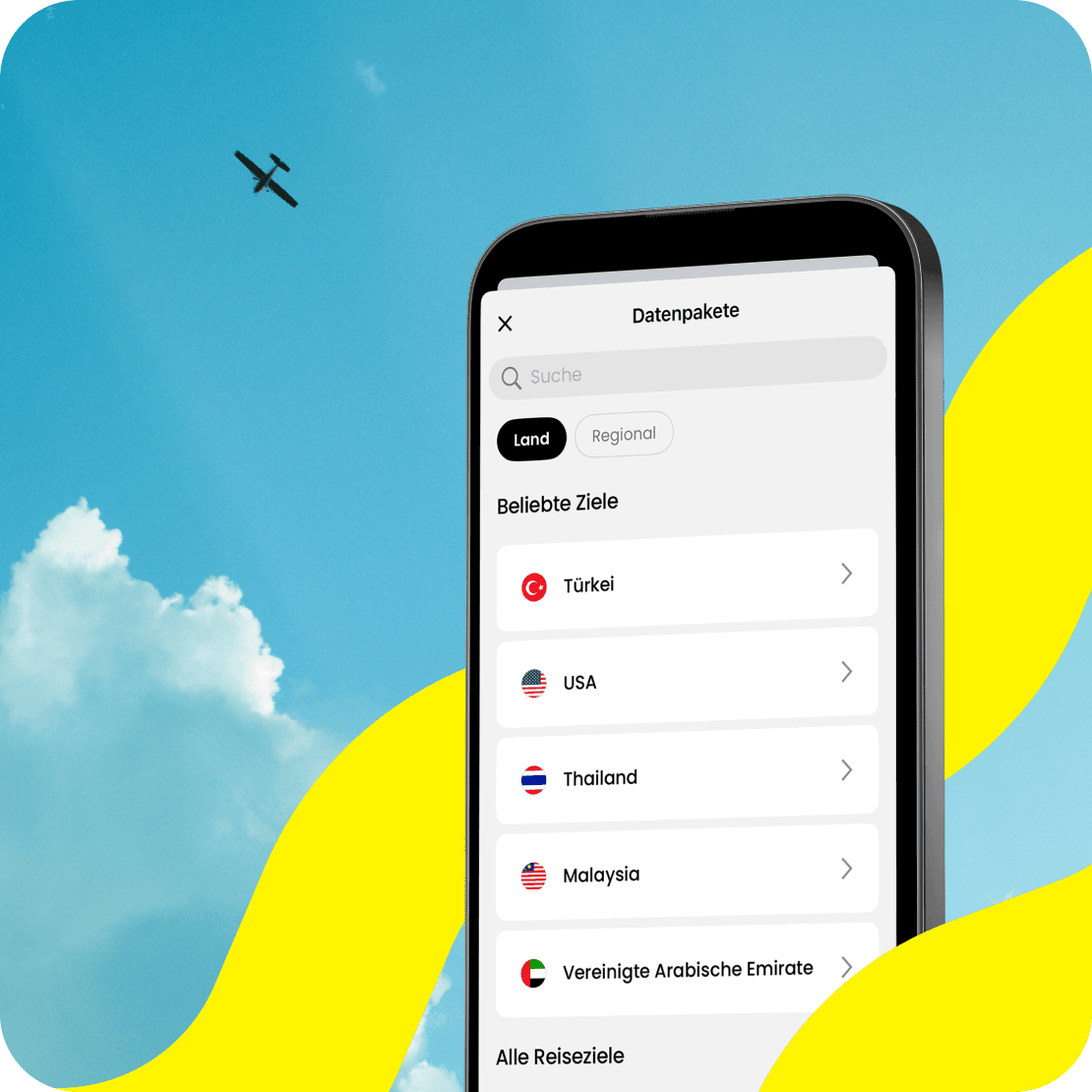 Ein Telefon zeigt die Saily eSIM-App und die verfügbaren Reiseziele, während im Hintergrund ein Flugzeug über den blauen Himmel fliegt.