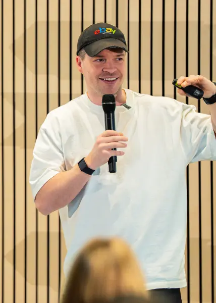 Vykintas Maknickas, director ejecutivo de Saily, hablando en un evento.