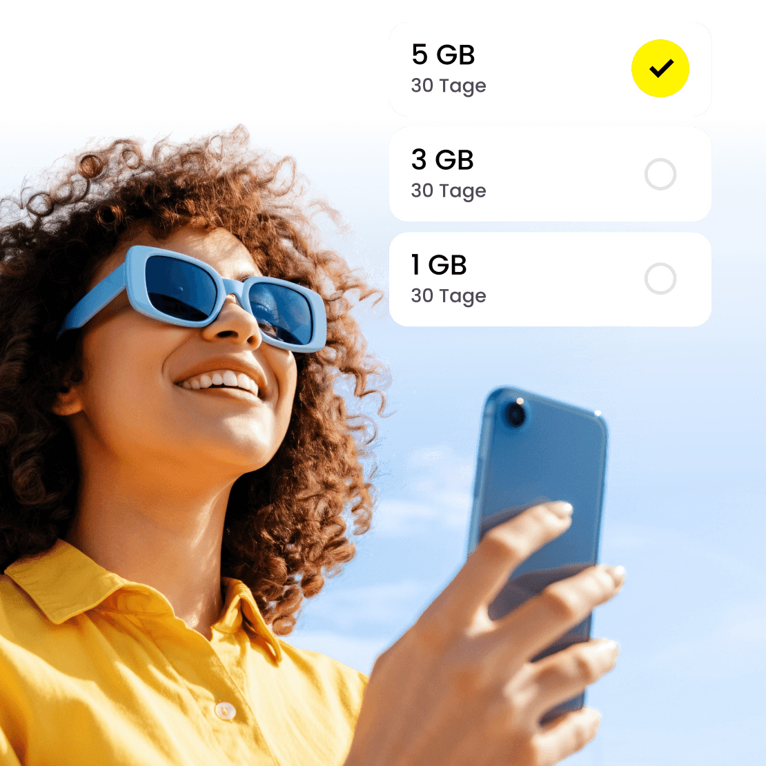 Eine Frau wählt ein eSIM-Paket aus.