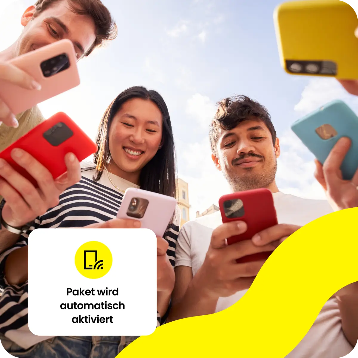 Eine Gruppe gut gelaunter Freunde aktiviert ihre eSIM-Pakete.