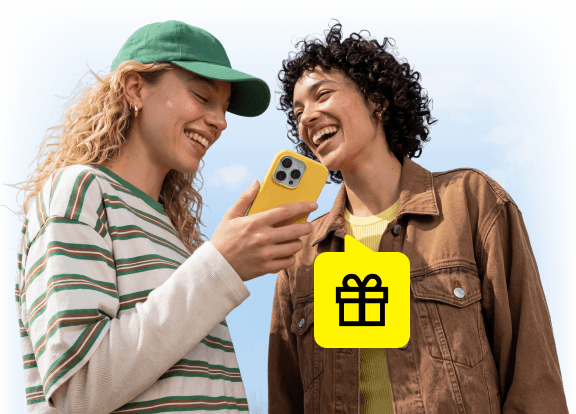 A happy couple enjoying the benefits of Saily’s referral program.