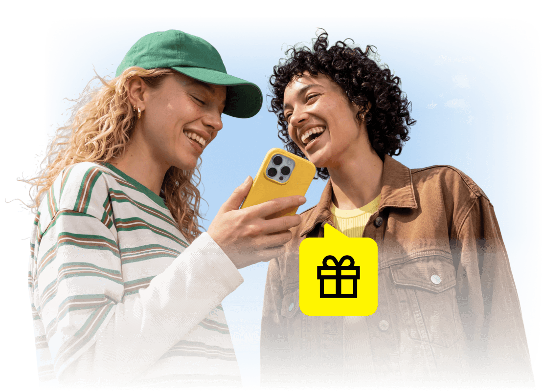 A happy couple enjoying the benefits of Saily’s referral program.