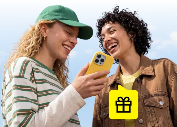 A happy couple enjoying the benefits of Saily’s referral program.